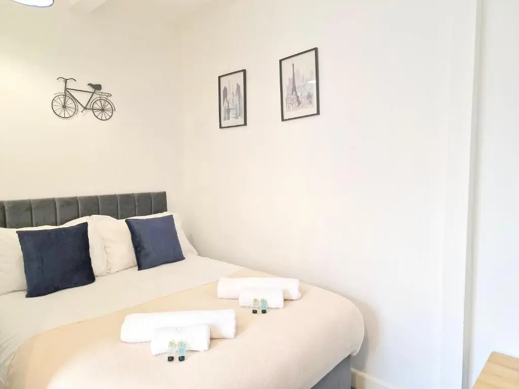 Burnley Terraced House by Bevolve - Free Parking
