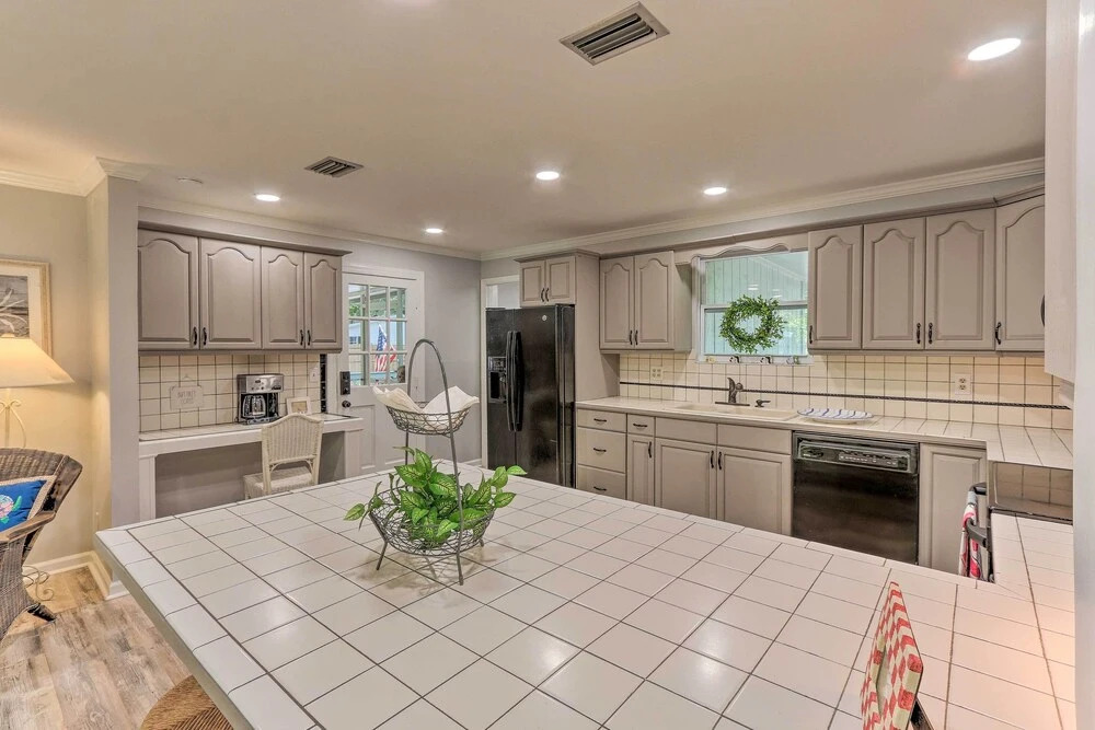 1 Mi to Old Town Bluffton: Home w/ Screened Porch