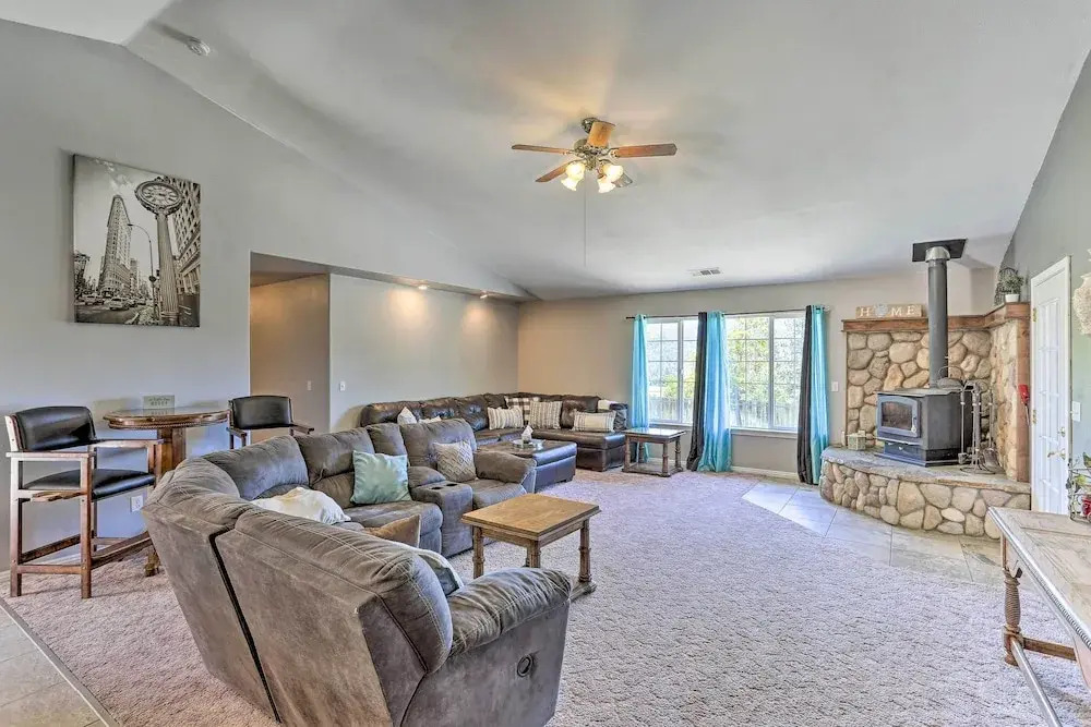 Private Pool & Game Room: Family Weaverville Gem