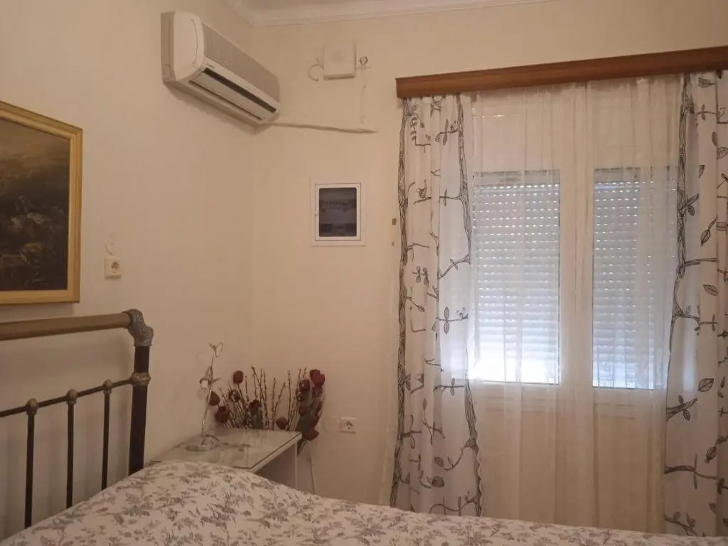 Γκαρσονιέρα 32τμ με αυλή και πάρκινγκ