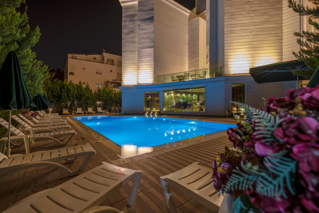 HOTEL S WHITE