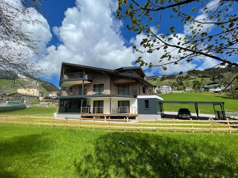 Bergzeit Flat Saalbach Directly on the ski Piste