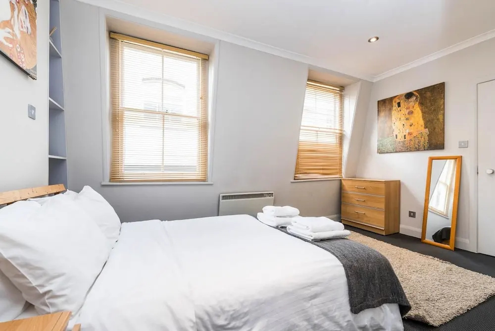 1 Bed Flat in St Paul's the Very Centre of London!