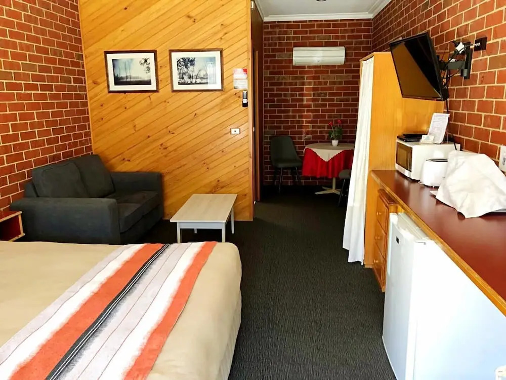 Elms Motor Inn