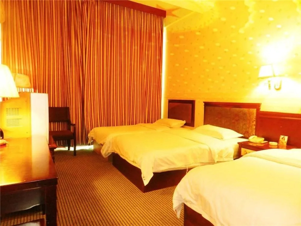 Kunming Jiaoyuan Hotel (Tongde Plaza Baiyun Road Subway Station)