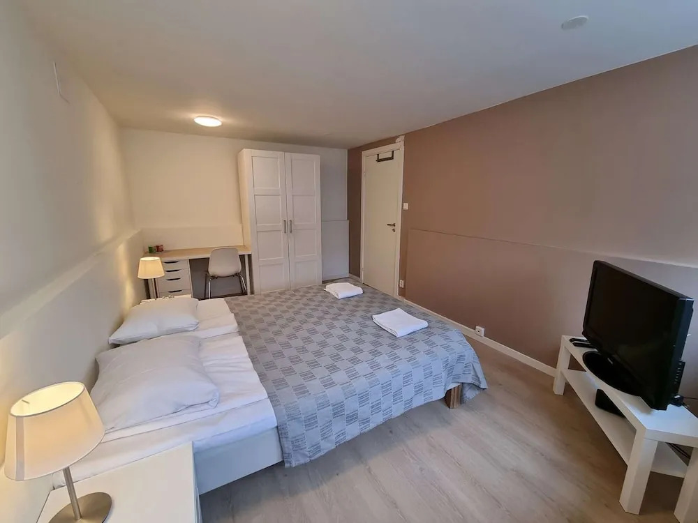 Room-spacious Private Room, Queen Bed, C