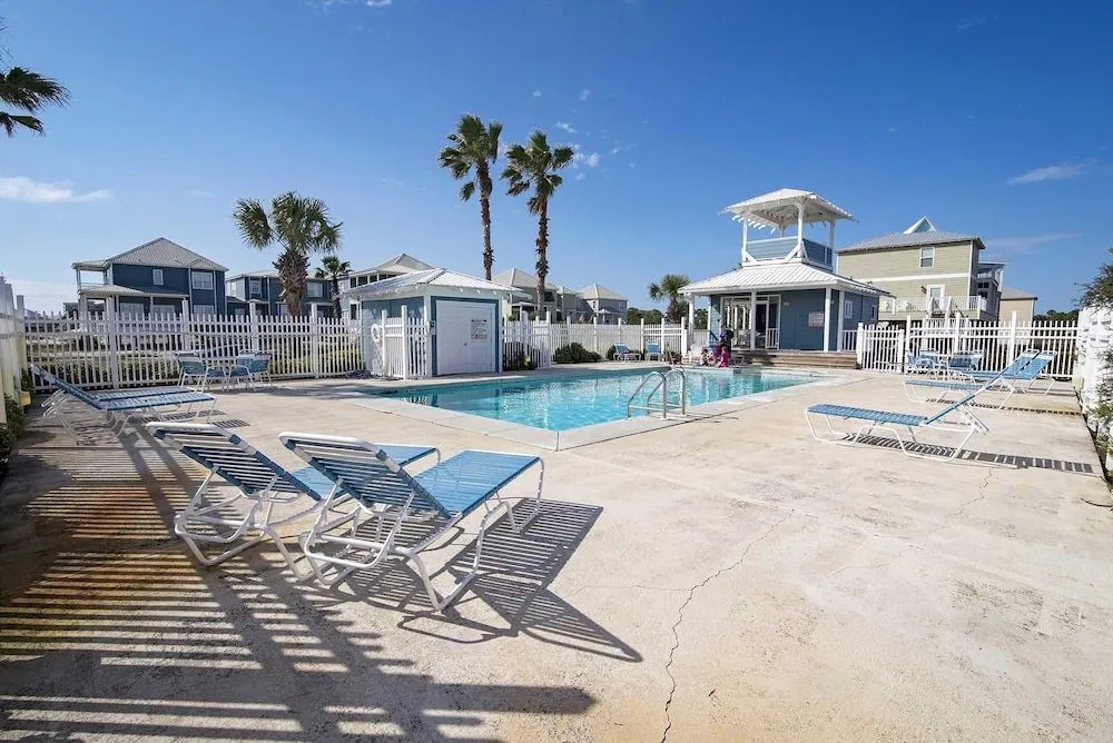 Sand Crab East Beach House 4 Bedrooms 3.5 Bathrooms Home