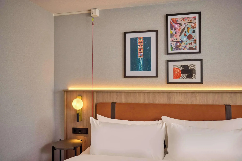 Отель DoubleTree by Hilton Rotterdam Centre