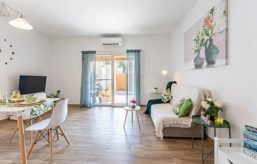 Nice Apartment in Milna With 1 Bedrooms and Wifi