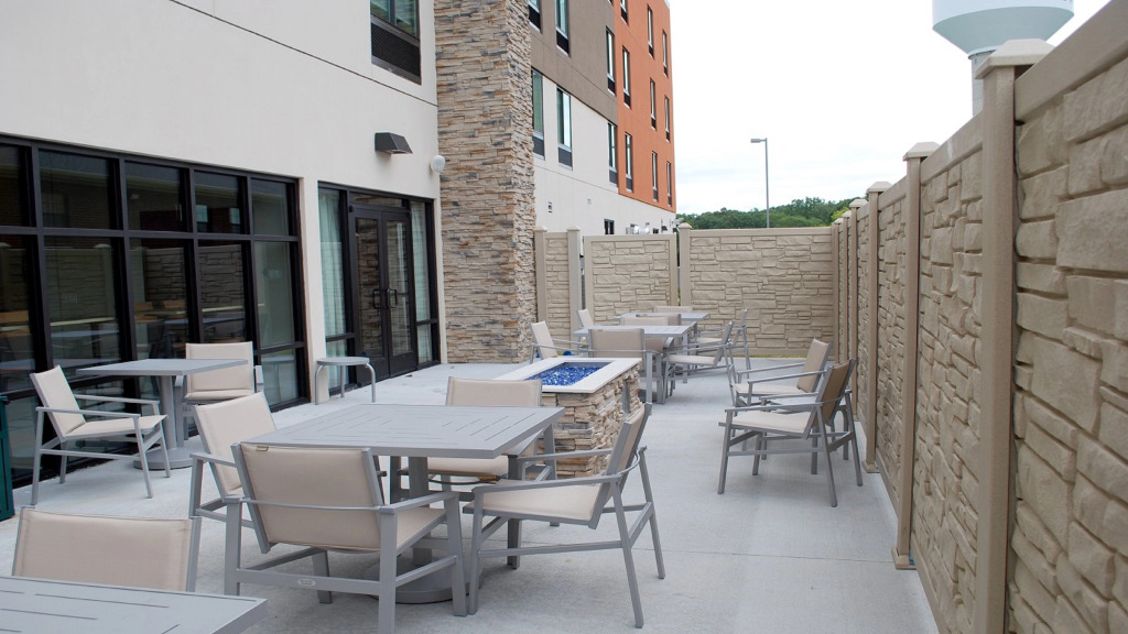 Holiday Inn Express & Suites White Hall by IHG