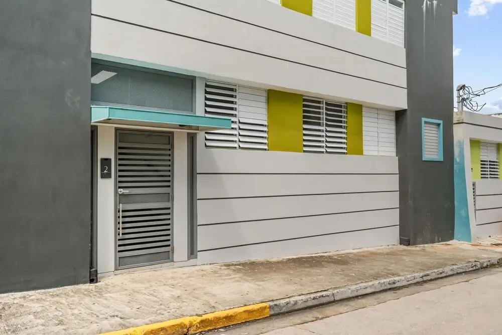 Modern 2 BR Apt Great Location Smart TV AC