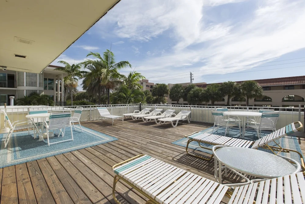 Sunny Shores Inn & Suites