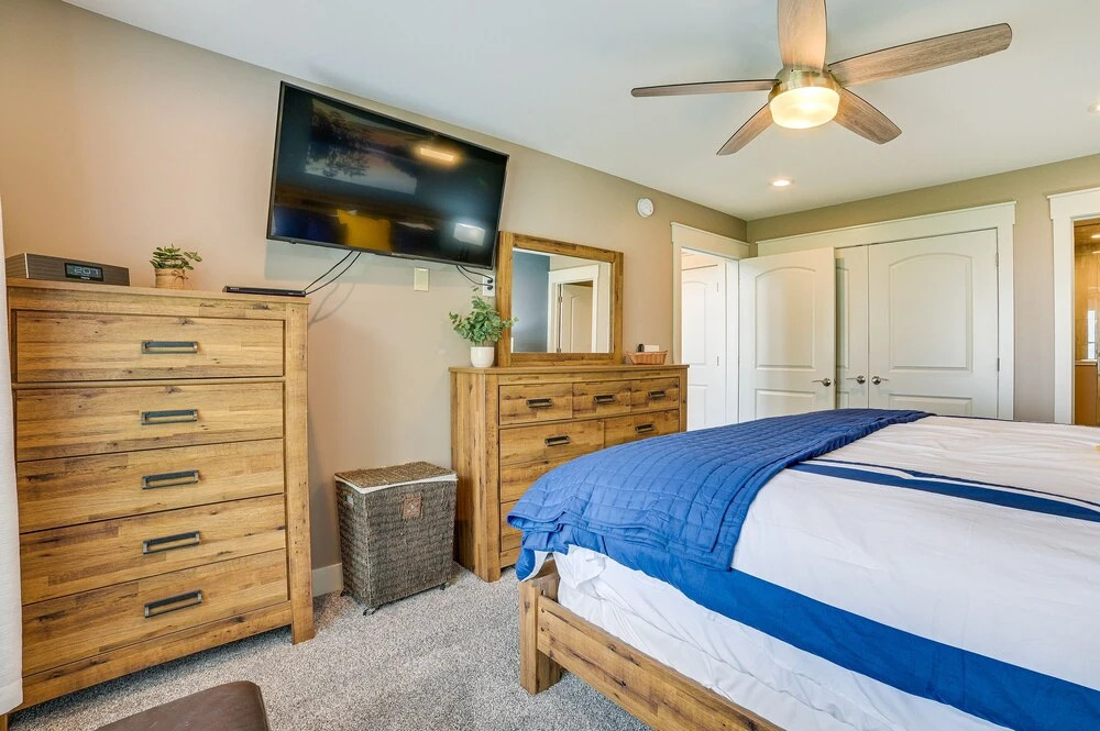Houghton Lake Home w/ Private Dock + Kayaks!