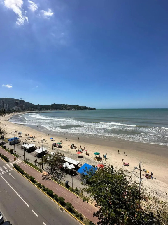 COBERTURA FRENTE MAR 2 SUITES E 1 QUARTO no Centro de Itapema