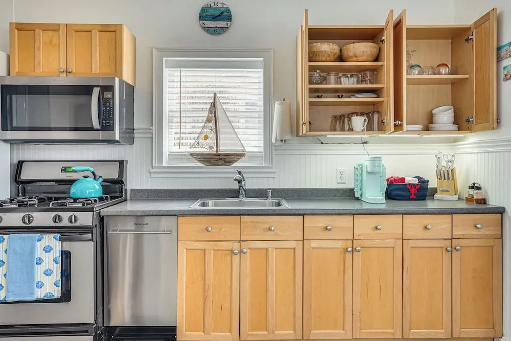 Walk to Gloucester Harbor & Dtwn: Coastal Studio