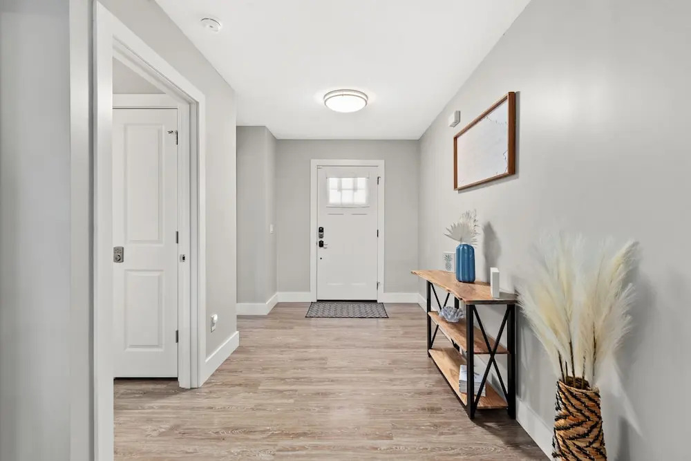 Family Friendly! 3bd, 2BA Home! Close to Beach! HOT Tub!
