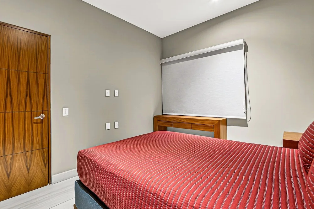 Modern Condo With Rooftop Pool, Balcony, gas Grill & gym Access