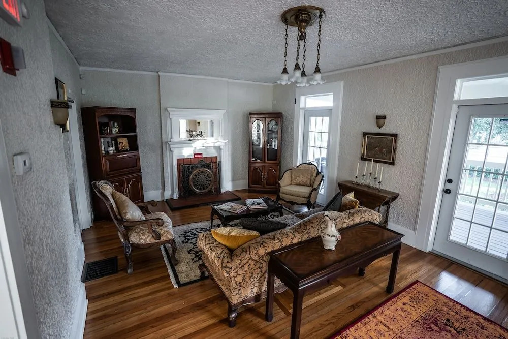 Live Oaks Inn