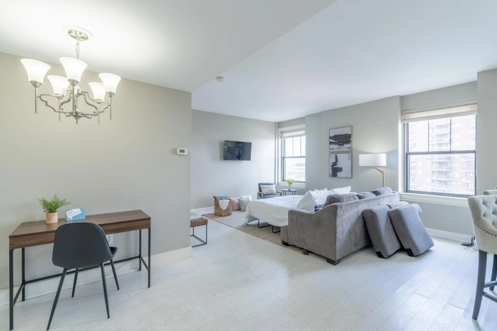 Free Parking Wifi King Bed Gym More