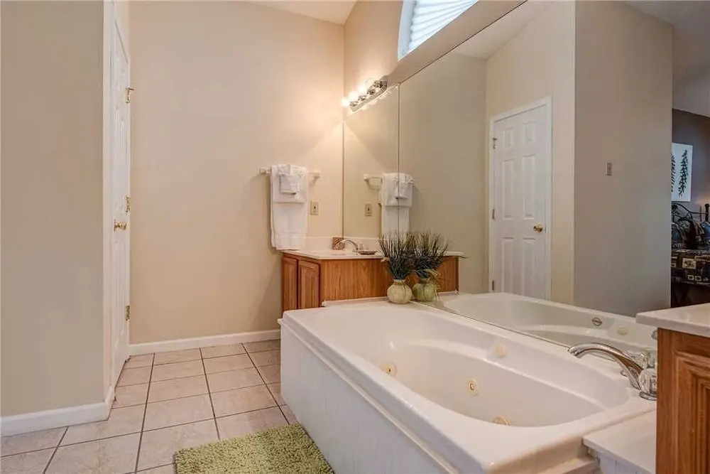 Twin View 2 Bedroom Mountain View Home with Hot Tub