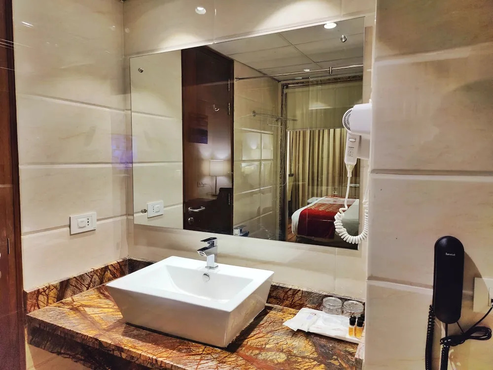 Royale Retreat Hotel & Spa Near Mall Road