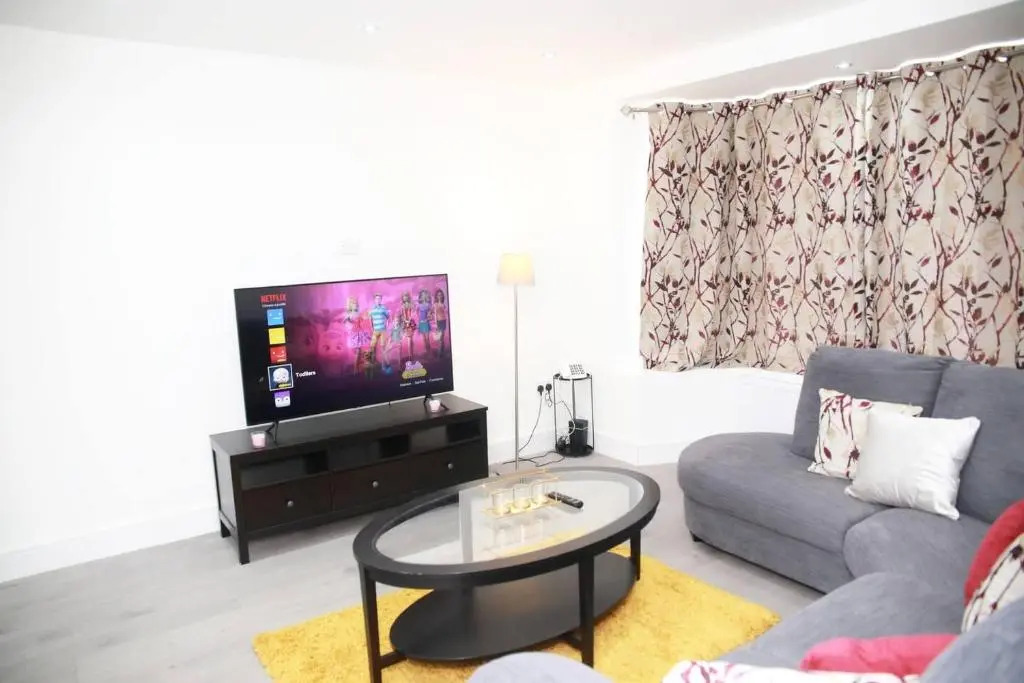 Deluxe 4-bed House Close2 Wembley Stadium