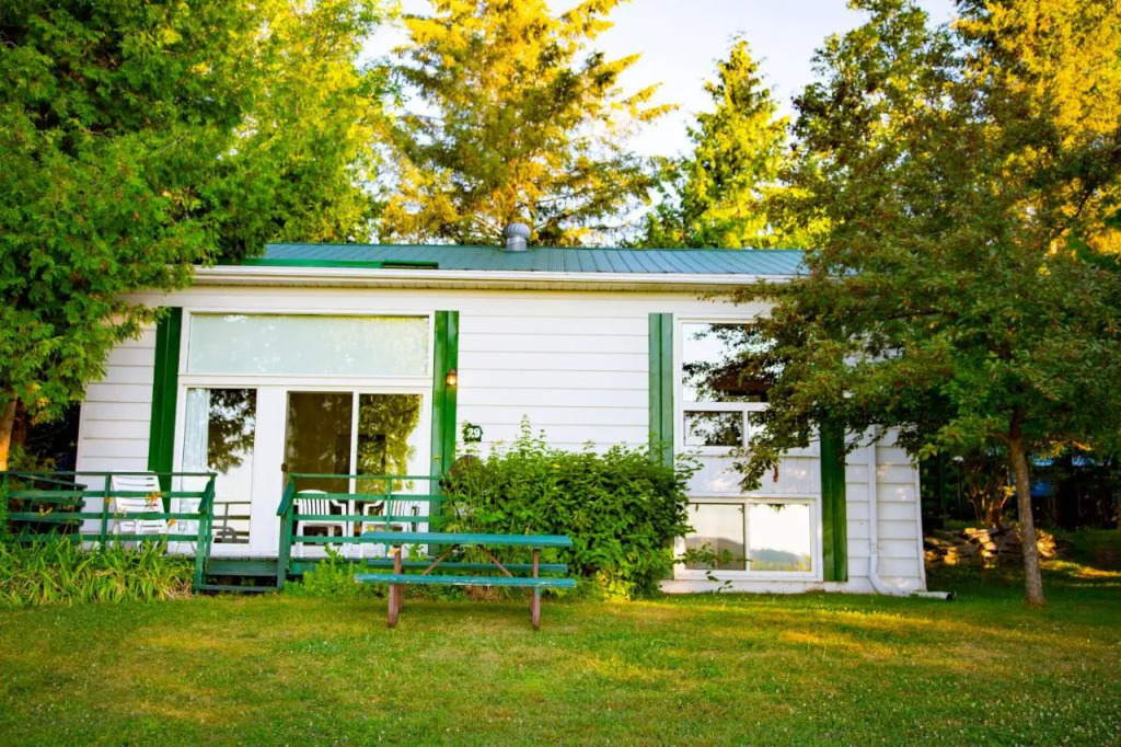 Elmhirst's Resort - On a lake
