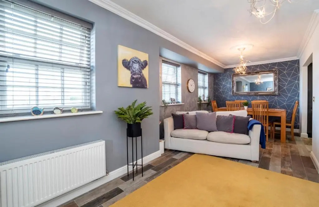 The Station Apartment- A Stunning Space, Close to the City Centre