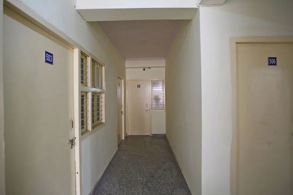SPOT ON 48911 Sukhrali Residency