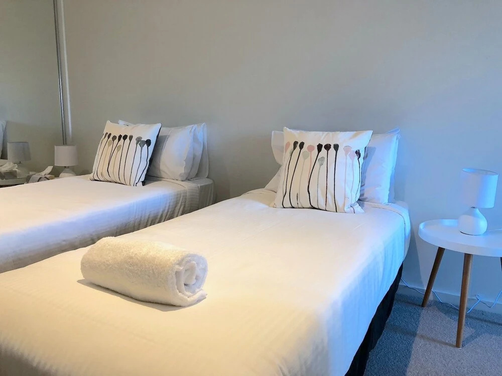 Modern Docklands Apartment in CBD