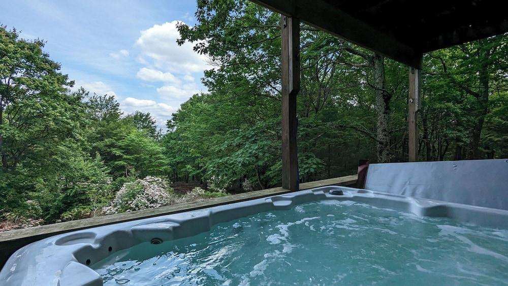Sky View Chalet by Avantstay Stunning Interior, Spacious Deck, Hot Tub, & View