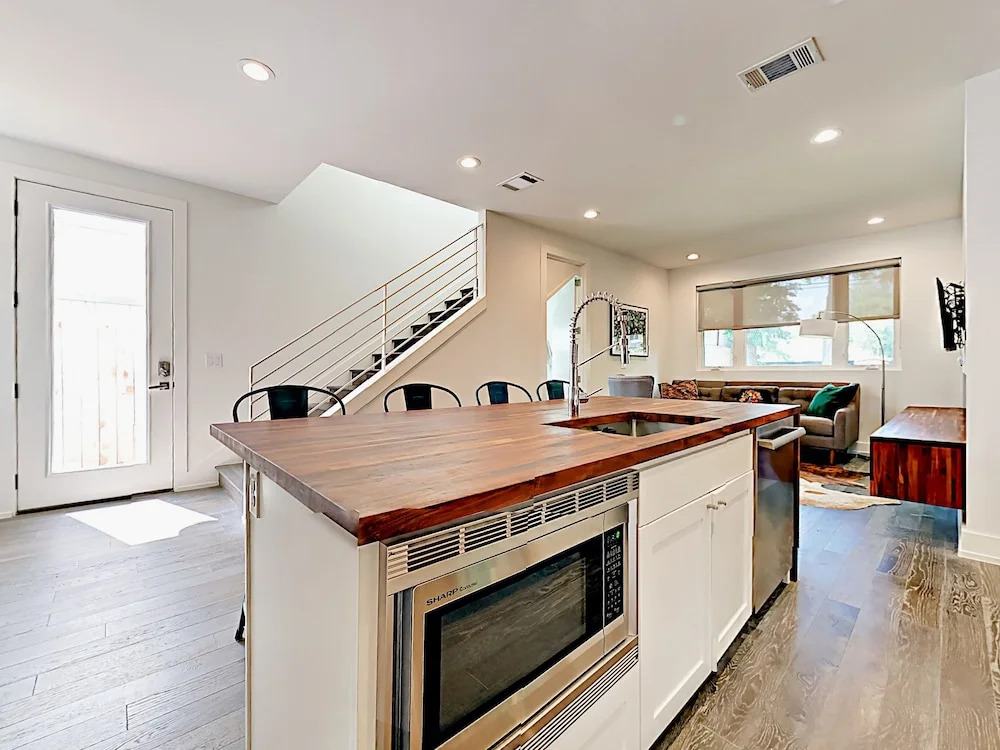 3br W/ Contemporary Kitchen, Patios 3 Bedroom Duplex