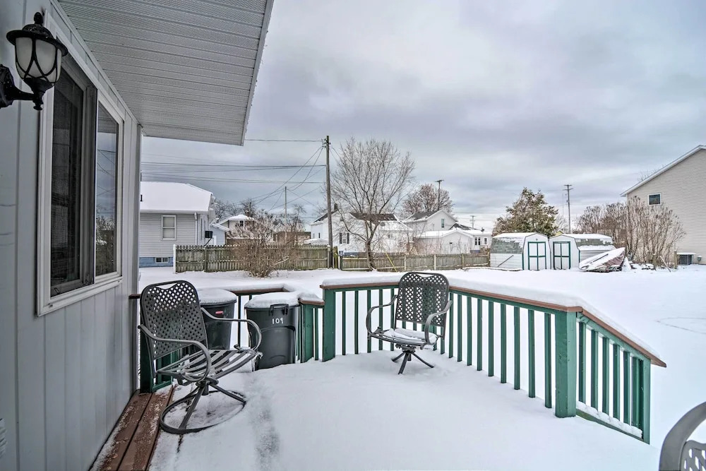 Hip Downtown Cottage - Walk to Beach, Pier, Dining