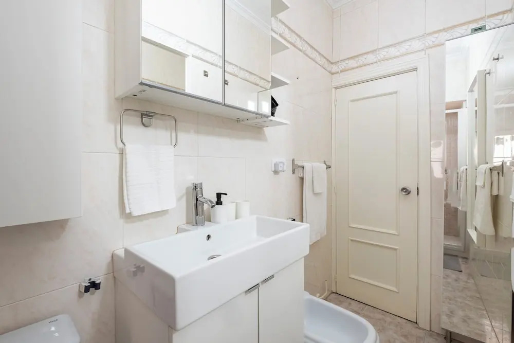 Madrid center room just 3 metro stops