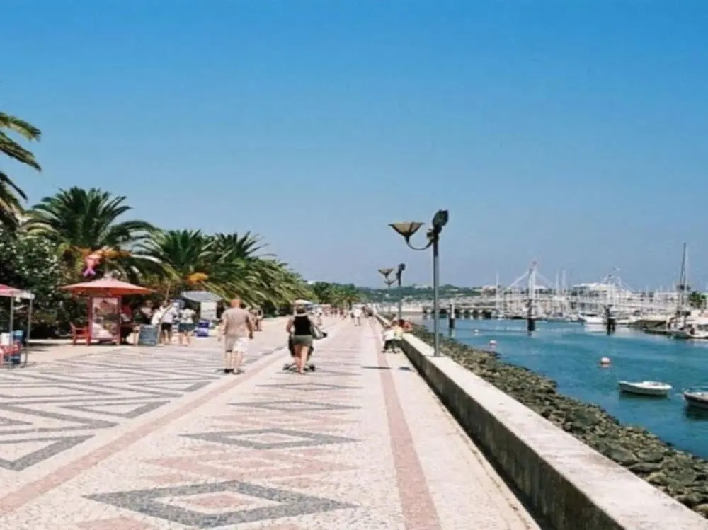 3 Bed Villa, Sleeps 6, Free WiFi, Quiet Location