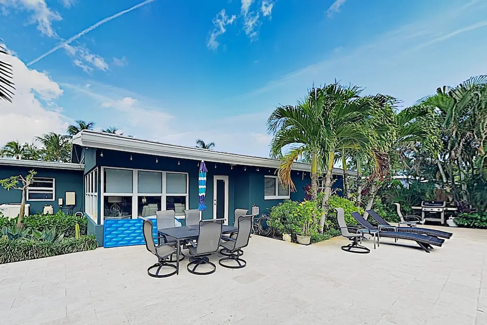 Lush Tropical W/ Private Pool - Near Beach 3 Bedroom Home