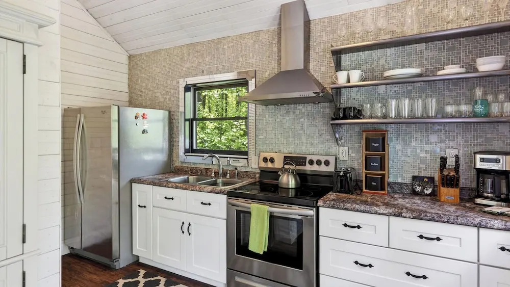 The Hearthwood by Avantstay Cozy Cabin + Bunks Screened Porch + Firepit Table + Grill Mins to Waterfalls + Brevard