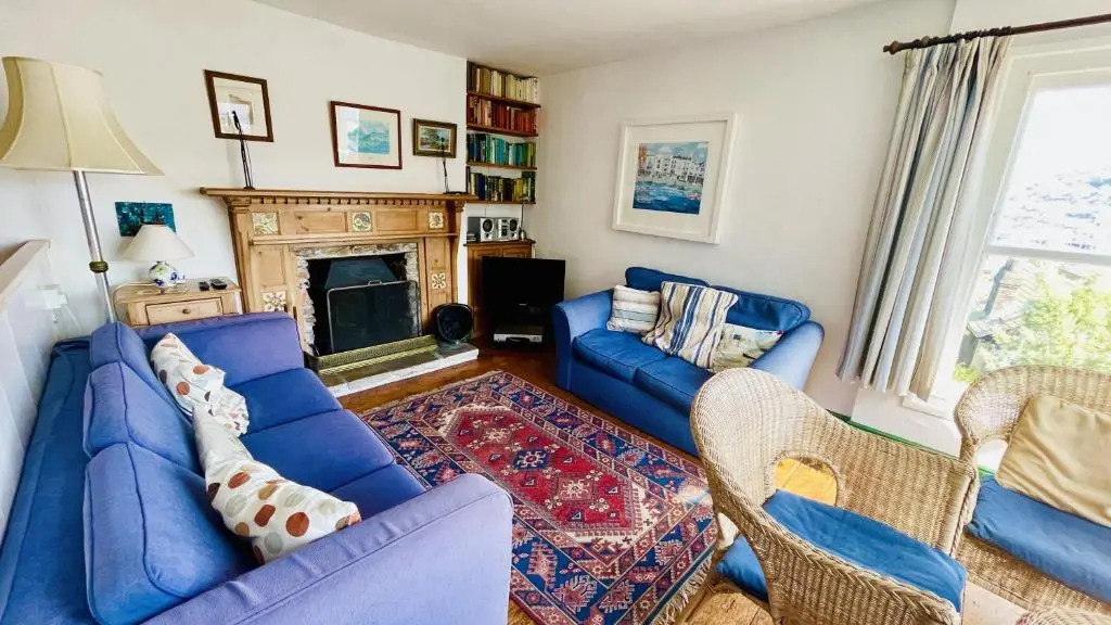 6 and 7 School Steps - Stunning views, private garden and parking