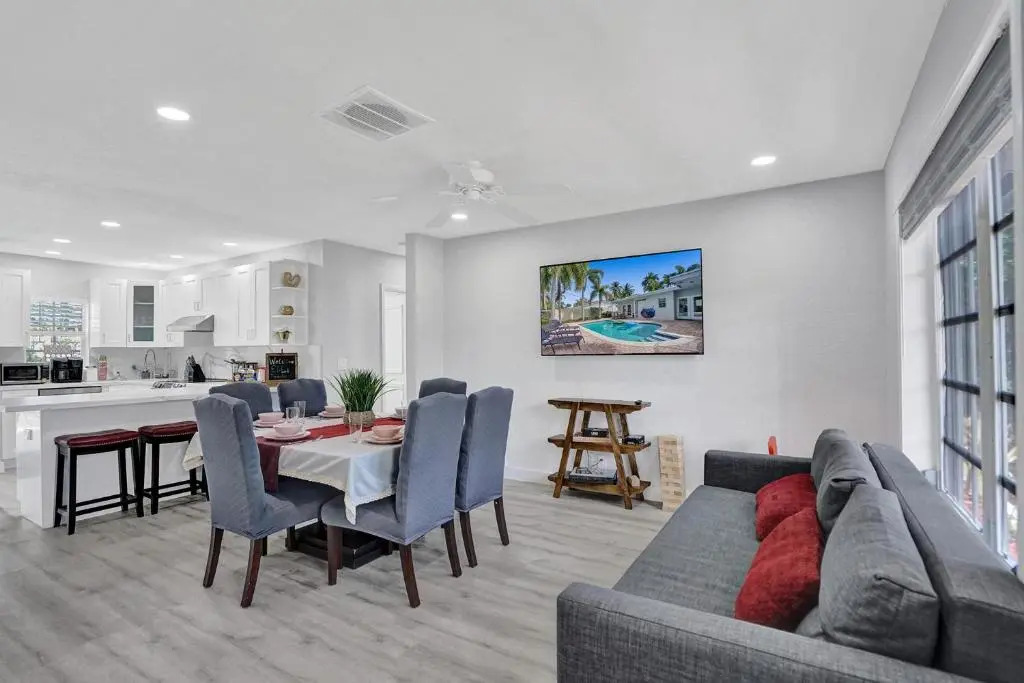 Modern 4bdr Home With Pool By The Beach