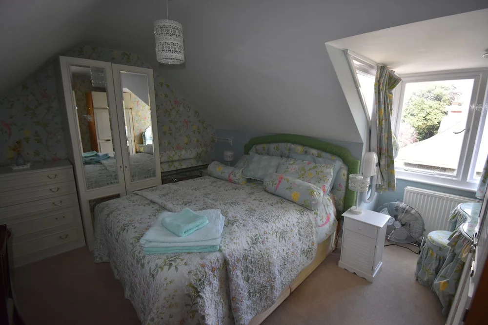Immaculate 4-bed Apartment in Bournemouth & spa