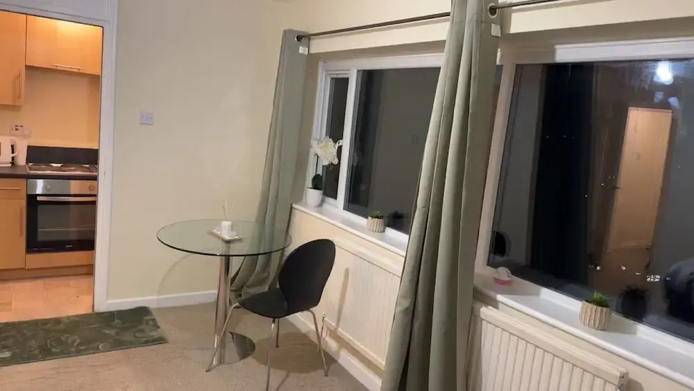 Modern Apt - City Views - Parking - Sleeps 3