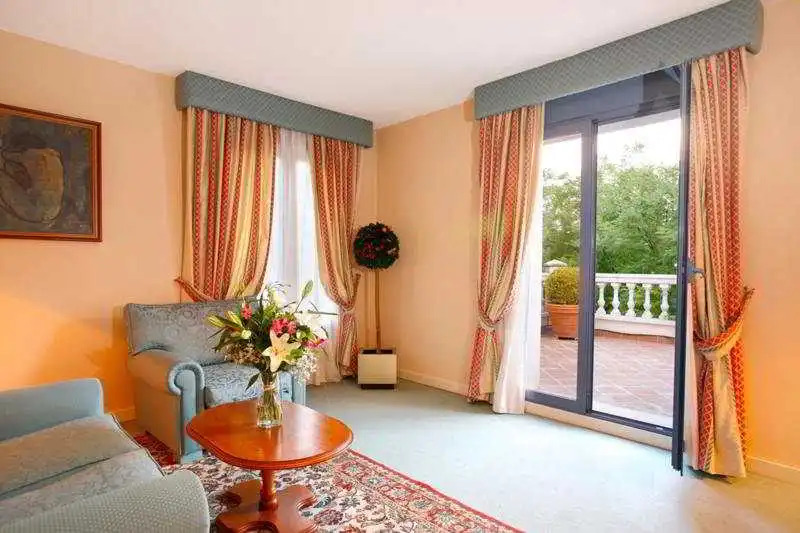 Apartamentos Plaza de Santiago - Estudios Turisticos - 1 LLAVE