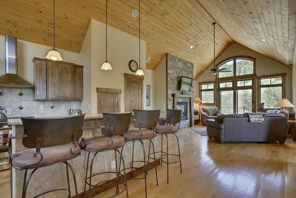 Slopeside Mountain Time Luxury Chalet by Winter Park Escapes