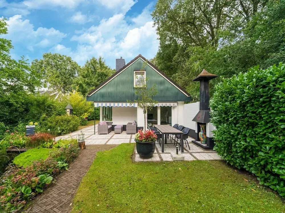 Holiday Home in Reutum with Pond and Trails