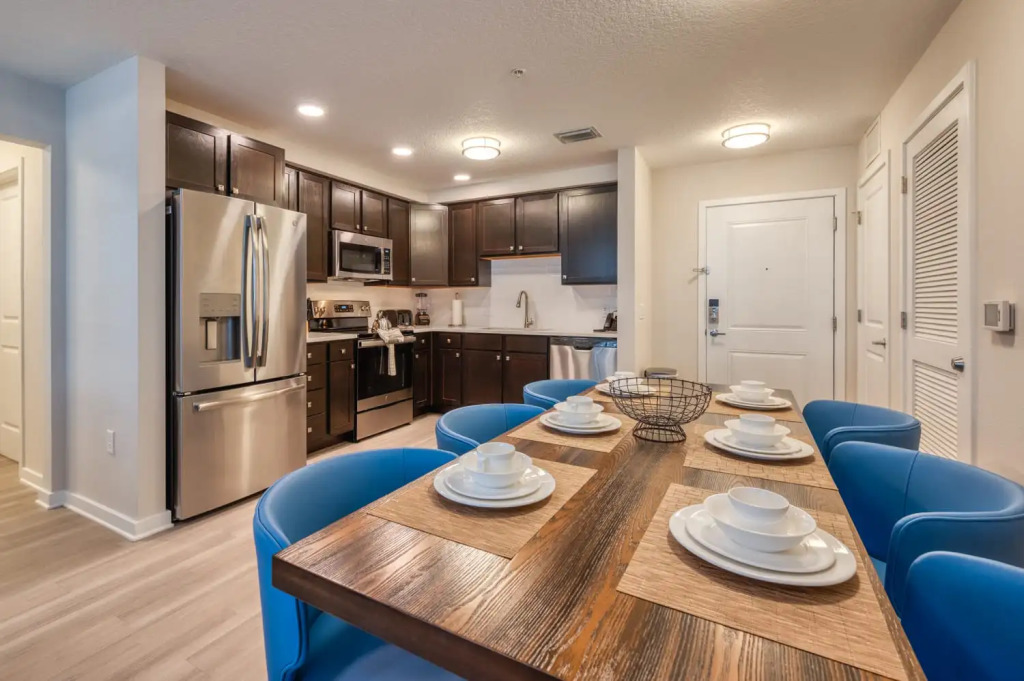 Comfortable home with balcony near Universal Parks