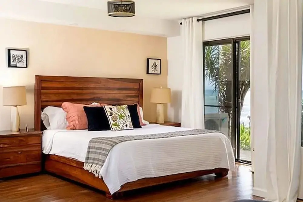 Oceanfront Lauloa 106 - Ground Floor, Modern Renovation, Split-ac, Walk to Beach