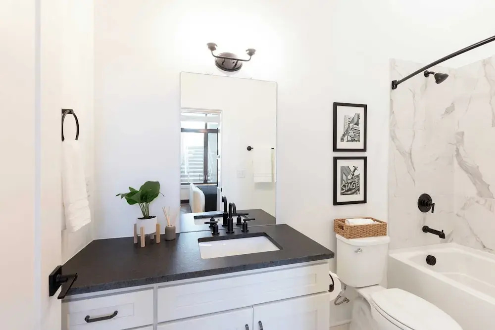 New Build Sleeps 12, 2 Condos, Modern Design Near Downtown Nashville
