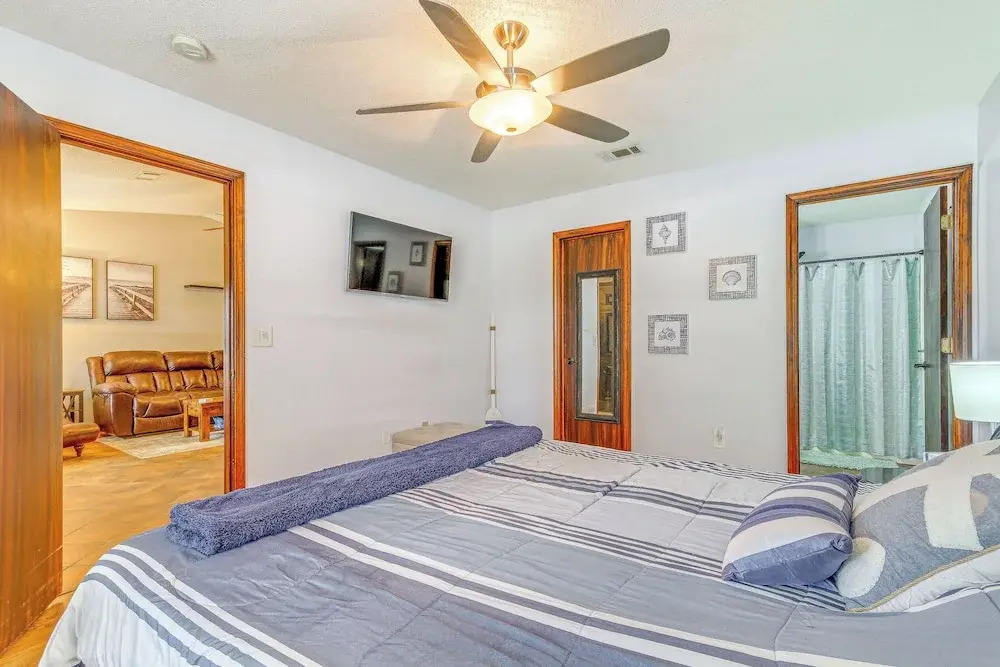 5 Mi to Navarre Beach: Home w/ Game Room & Yard