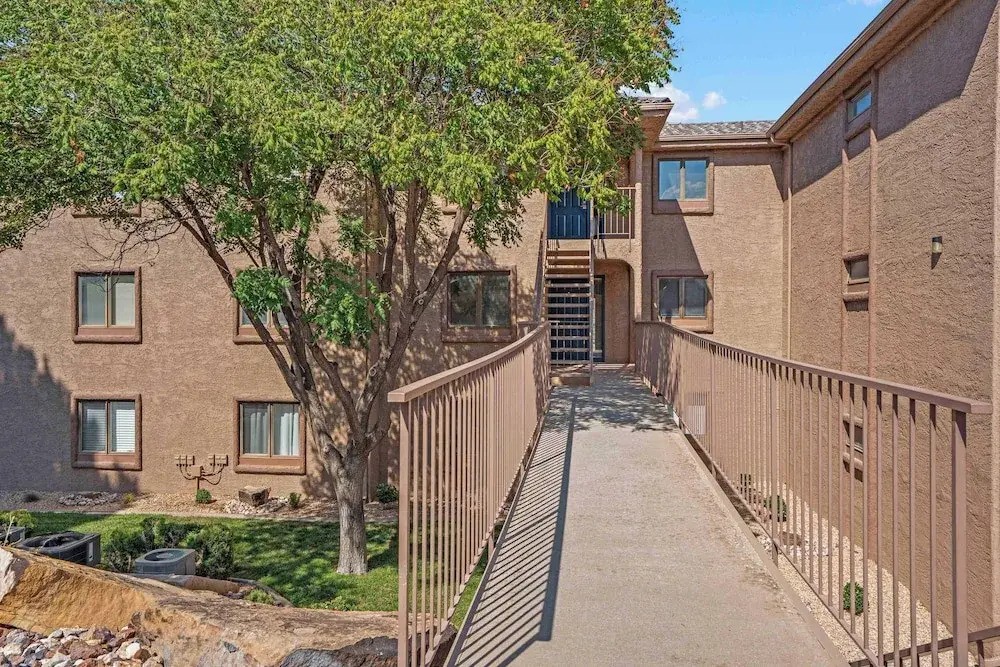 Cozy Condo - Stay for 9