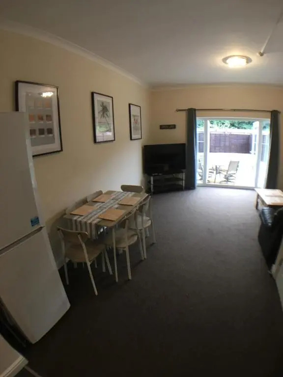 4 Bedrooms, 3 Bathrooms, Comfy beds, 5 Netflix TVs & VAN PARKING